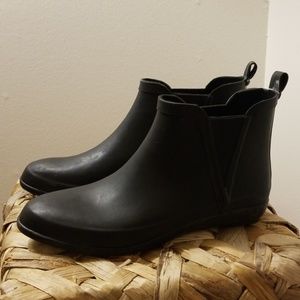 Black rubber shortie rain boots